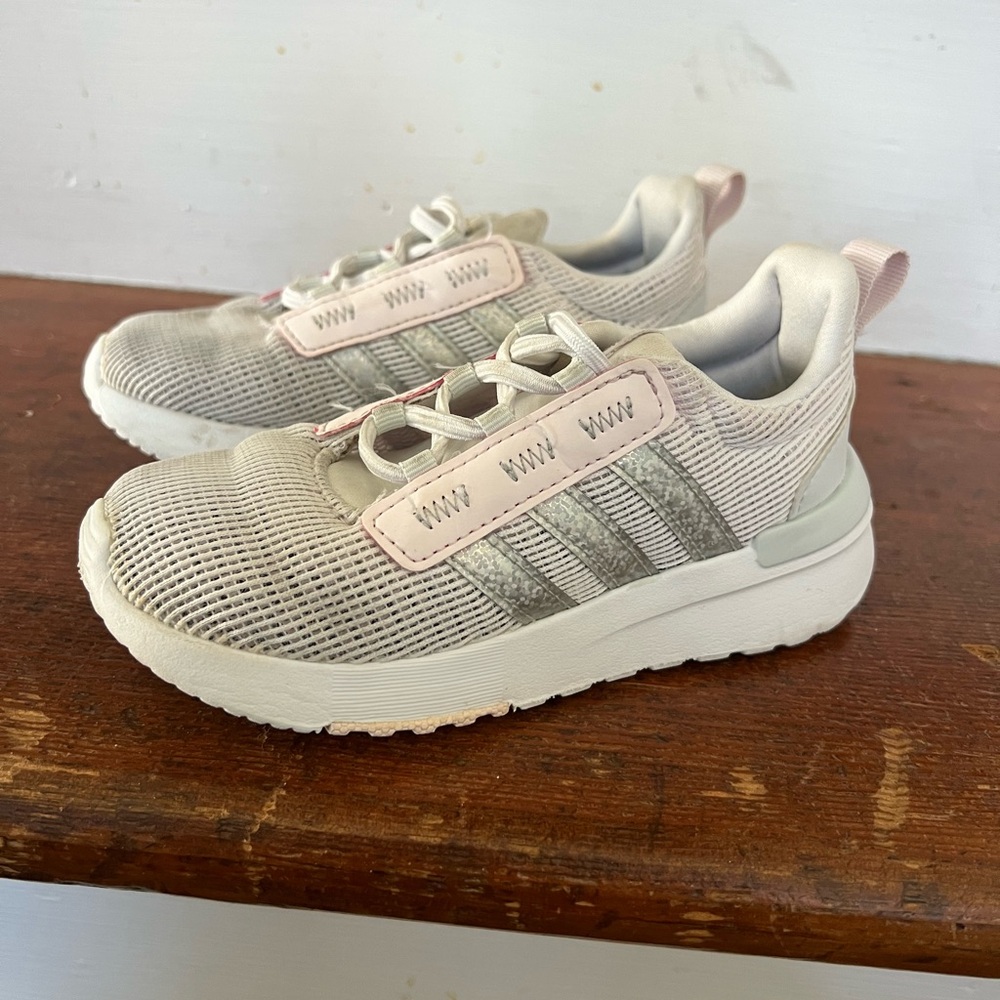 ADIDAS KIDS SIZE 9US.